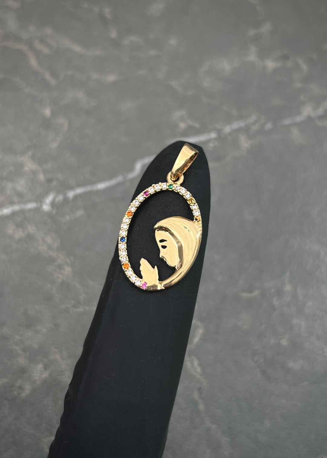 Dije Virgen Maria con Swarovski Multicolor 1.25gr / 2.6cm / 14mm — Oro Amarillo