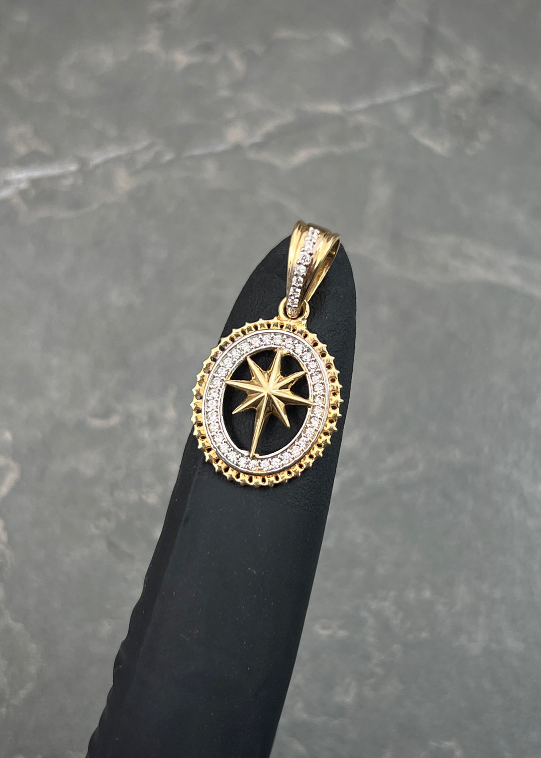 Dije con Swarovski Blanco 2.65gr / 2.7cm / 15mm — Oro Amarillo