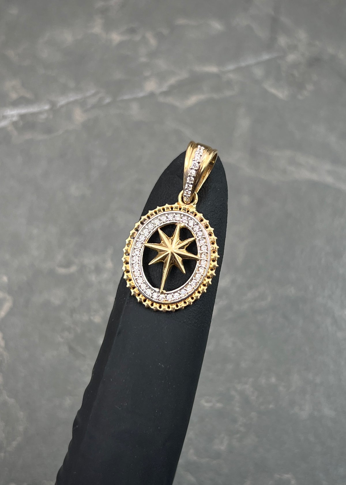 Dije con Swarovski Blanco 2.65gr / 2.7cm / 15mm — Oro Amarillo