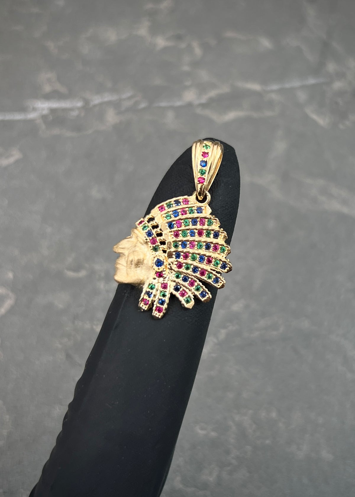 Dije Indio con Swarovski Multicolor 2.9gr / 2.7cm / 18mm — Oro Amarillo