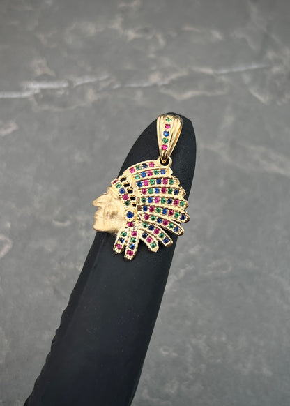 Dije Indio con Swarovski Multicolor 2.9gr / 2.7cm / 18mm — Oro Amarillo