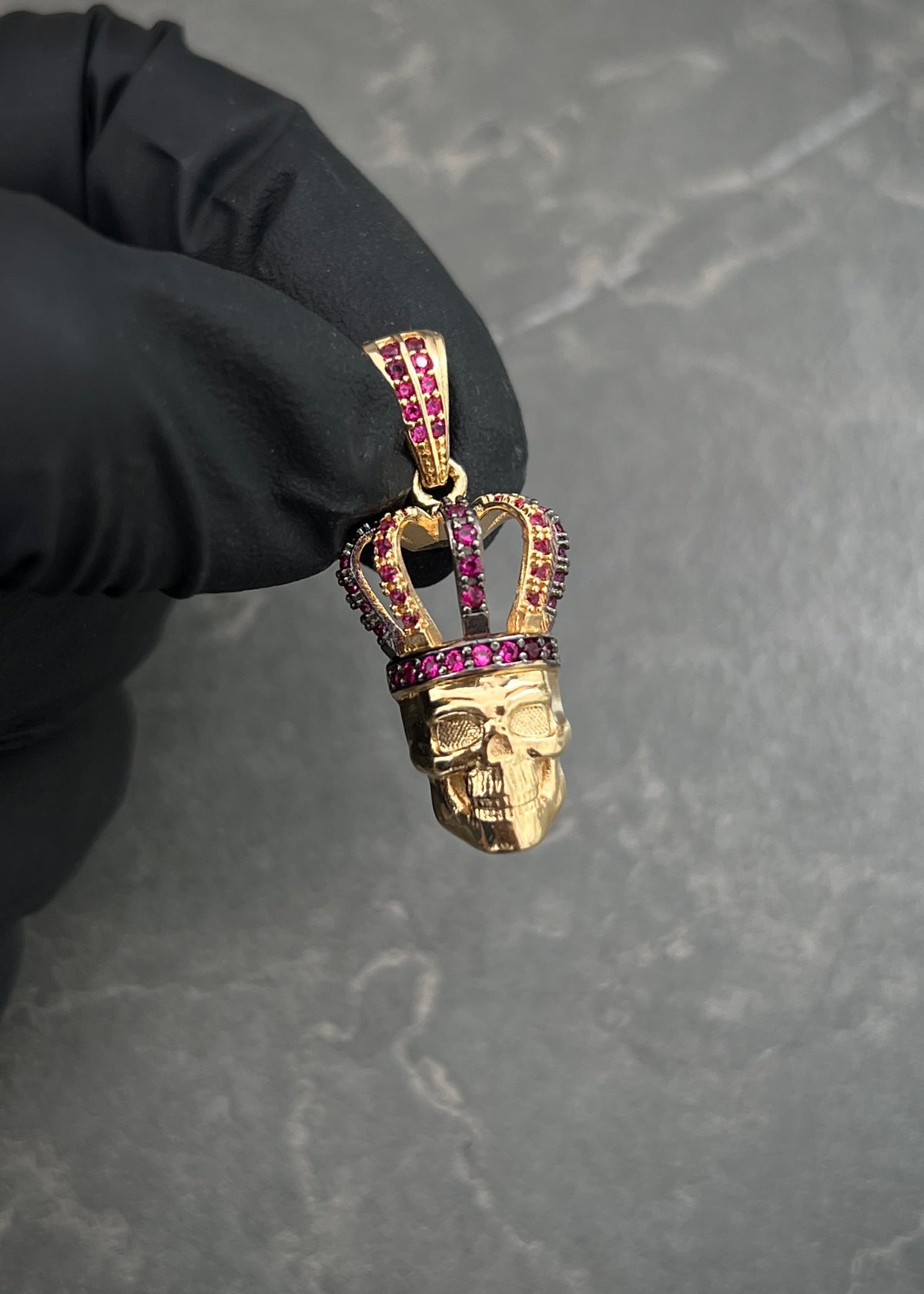 Dije Calavera con Swarovski Fucsia 4.2gr / 3cm / 13mm — Oro Amarillo