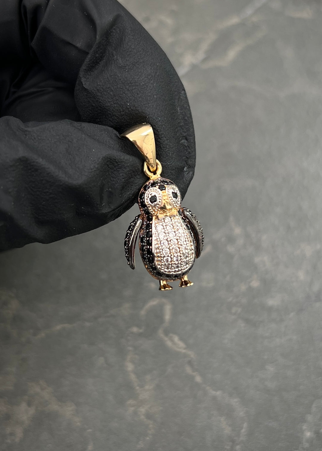 Dije Pinguino con Swarovski Blanco y Negro 3.9gr / 2.5cm / 12mm — Oro Amarillo