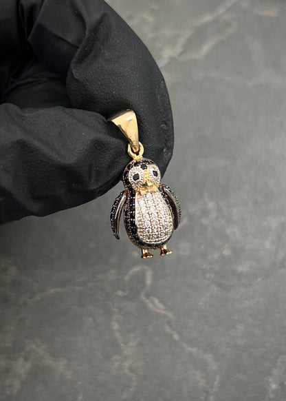 Dije Pinguino con Swarovski Blanco y Negro 3.9gr / 2.5cm / 12mm — Oro Amarillo