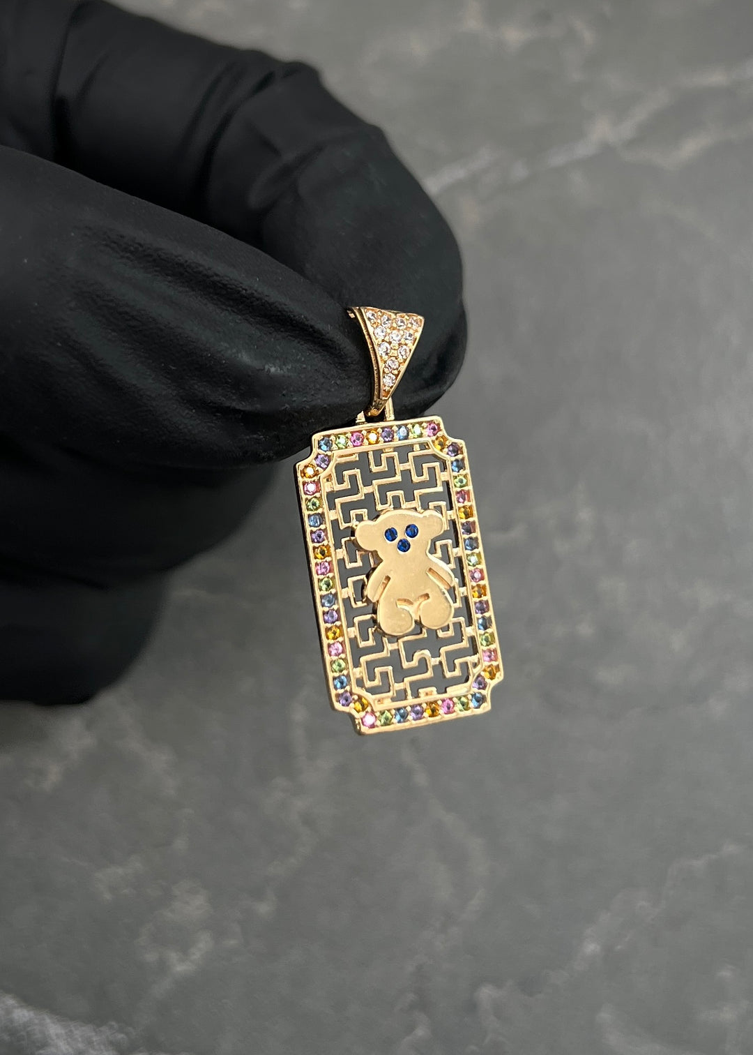 Dije Oso Th con Swarovski Multicolor 3gr / 3cm / 13mm — Oro Amarillo