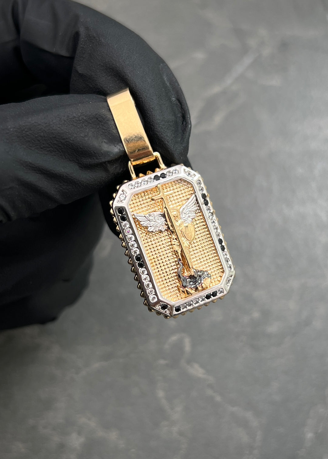 Dije Arcangel San Miguel con Swarovski Blanco y Negro 5.9gr / 4cm / 18mm — Oro Amarillo