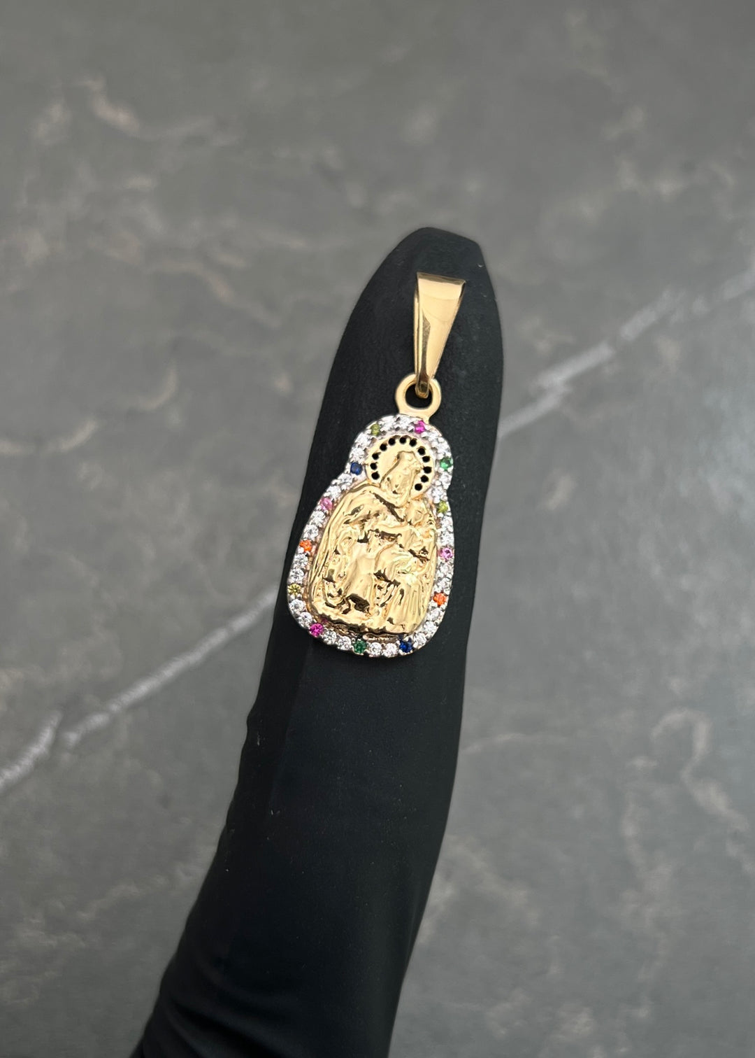 Dije Virgen del Carmen con Swarovski Multicolor 2.45gr / 3.1cm / 12mm — Oro Amarillo