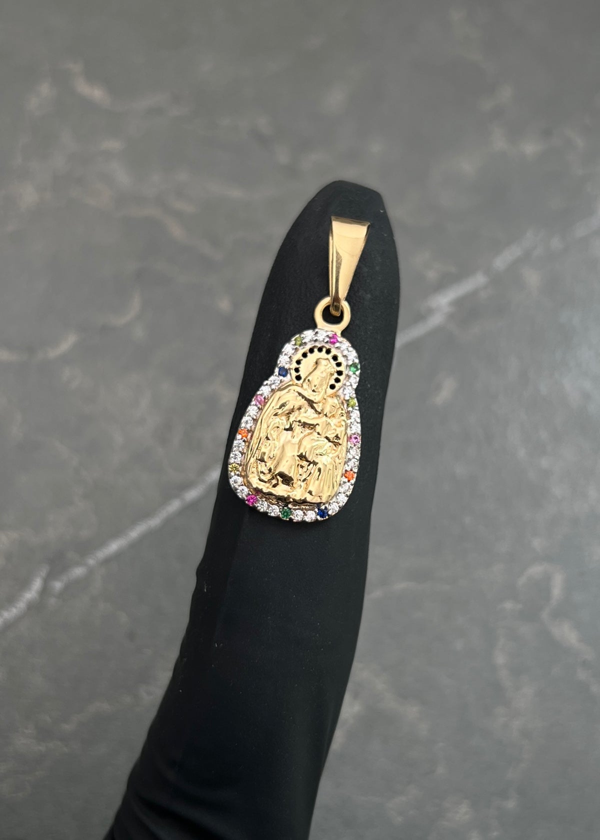 Dije Virgen del Carmen con Swarovski Multicolor 2.45gr / 3.1cm / 12mm — Oro Amarillo