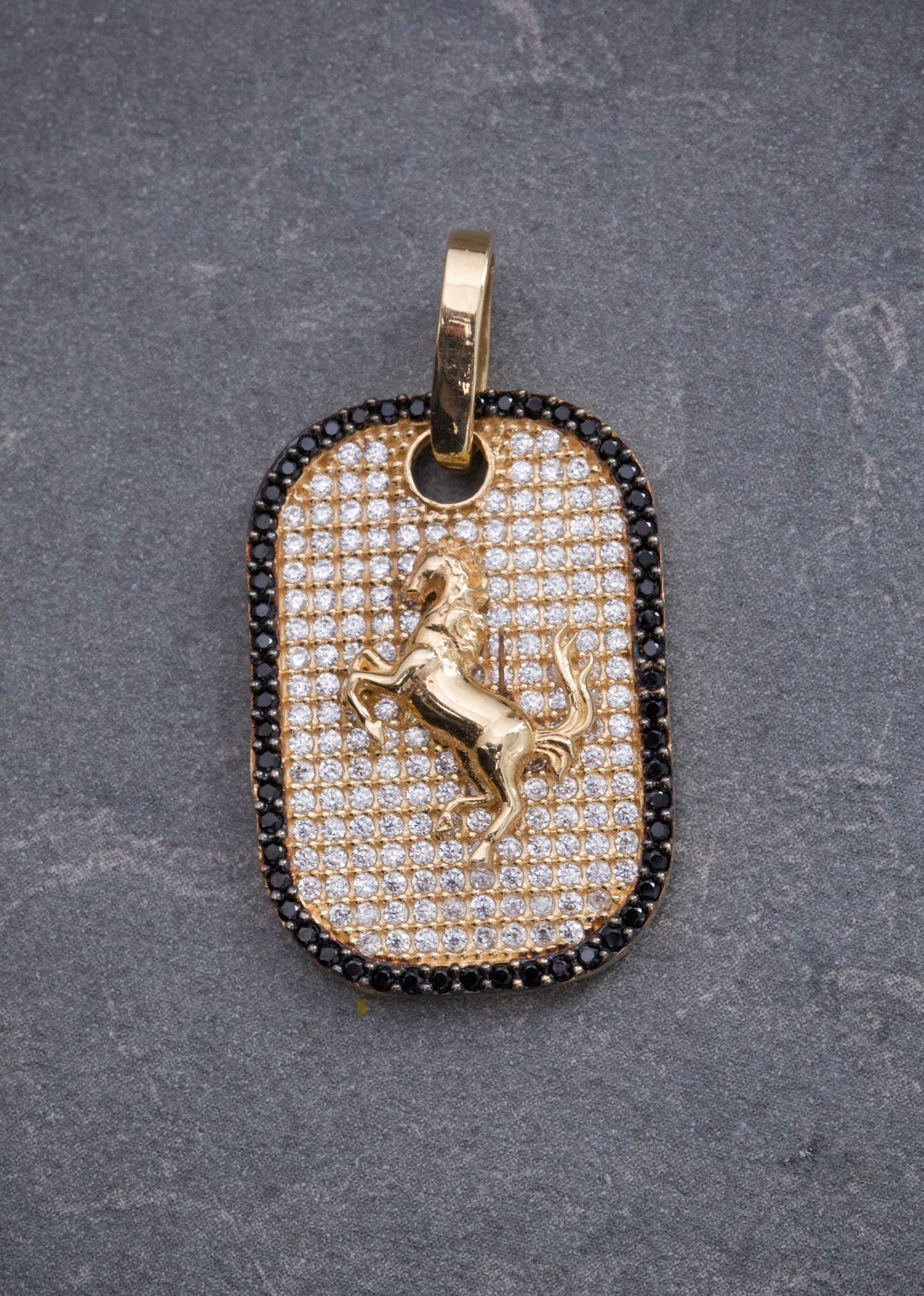 Dije Caballo con Swarovski Blanco y Negro 5.4gr / 3.1cm / 17mm — Oro Amarillo