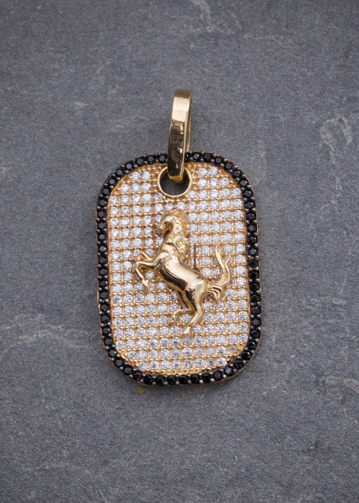 Dije Caballo con Swarovski Blanco y Negro 5.4gr / 3.1cm / 17mm — Oro Amarillo