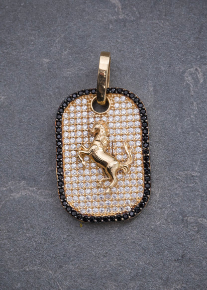 Dije Caballo con Swarovski Blanco y Negro 5.4gr / 3.1cm / 17mm — Oro Amarillo