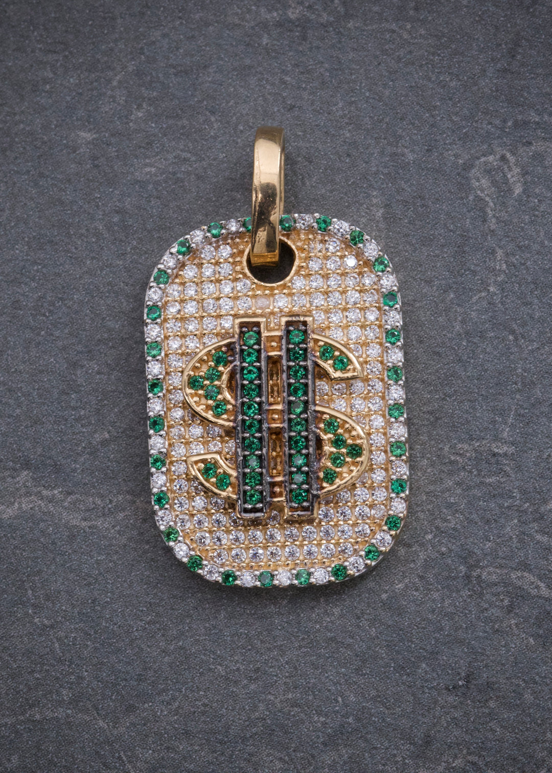 Dije Signo Peso con Swarovski Verde y Blanco 6.4gr / 3cm / 17mm — Oro Amarillo