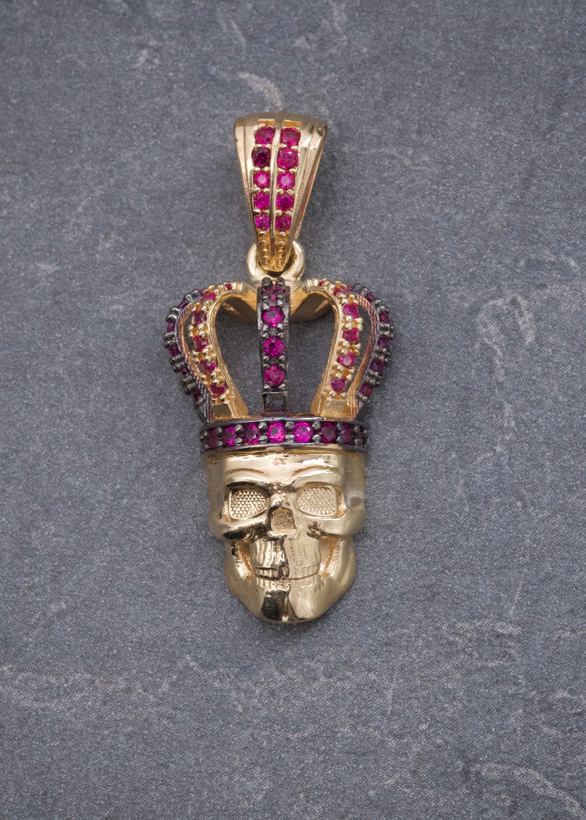 Dije Calavera con Swarovski Fucsia 4.2gr / 3cm / 13mm — Oro Amarillo