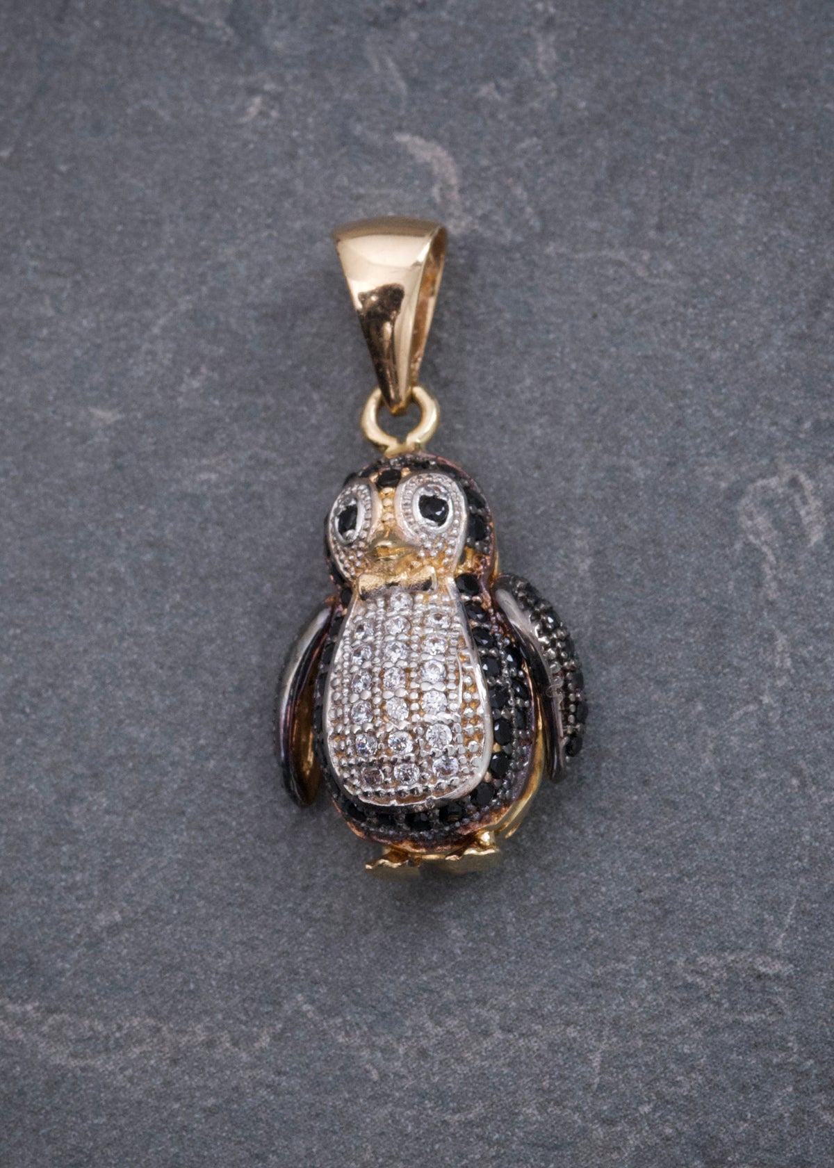 Dije Pinguino con Swarovski Blanco y Negro 3.9gr / 2.5cm / 12mm — Oro Amarillo