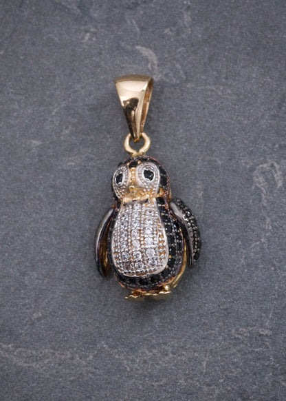 Dije Pinguino con Swarovski Blanco y Negro 3.9gr / 2.5cm / 12mm — Oro Amarillo