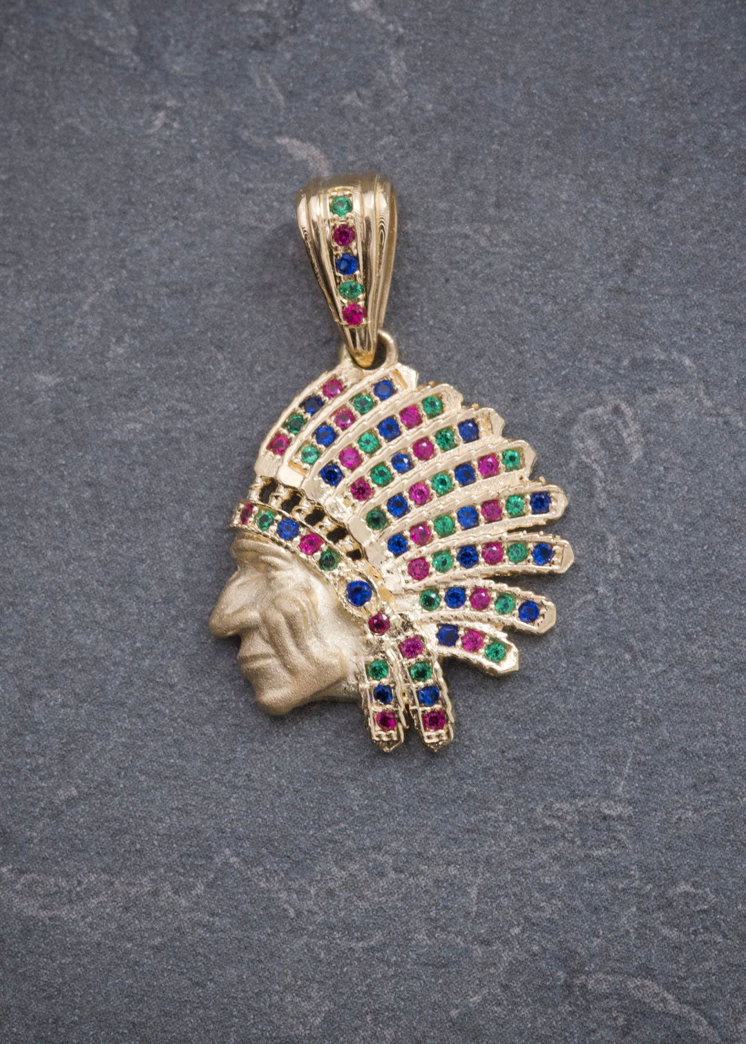 Dije Indio con Swarovski Multicolor 2.9gr / 2.7cm / 18mm — Oro Amarillo