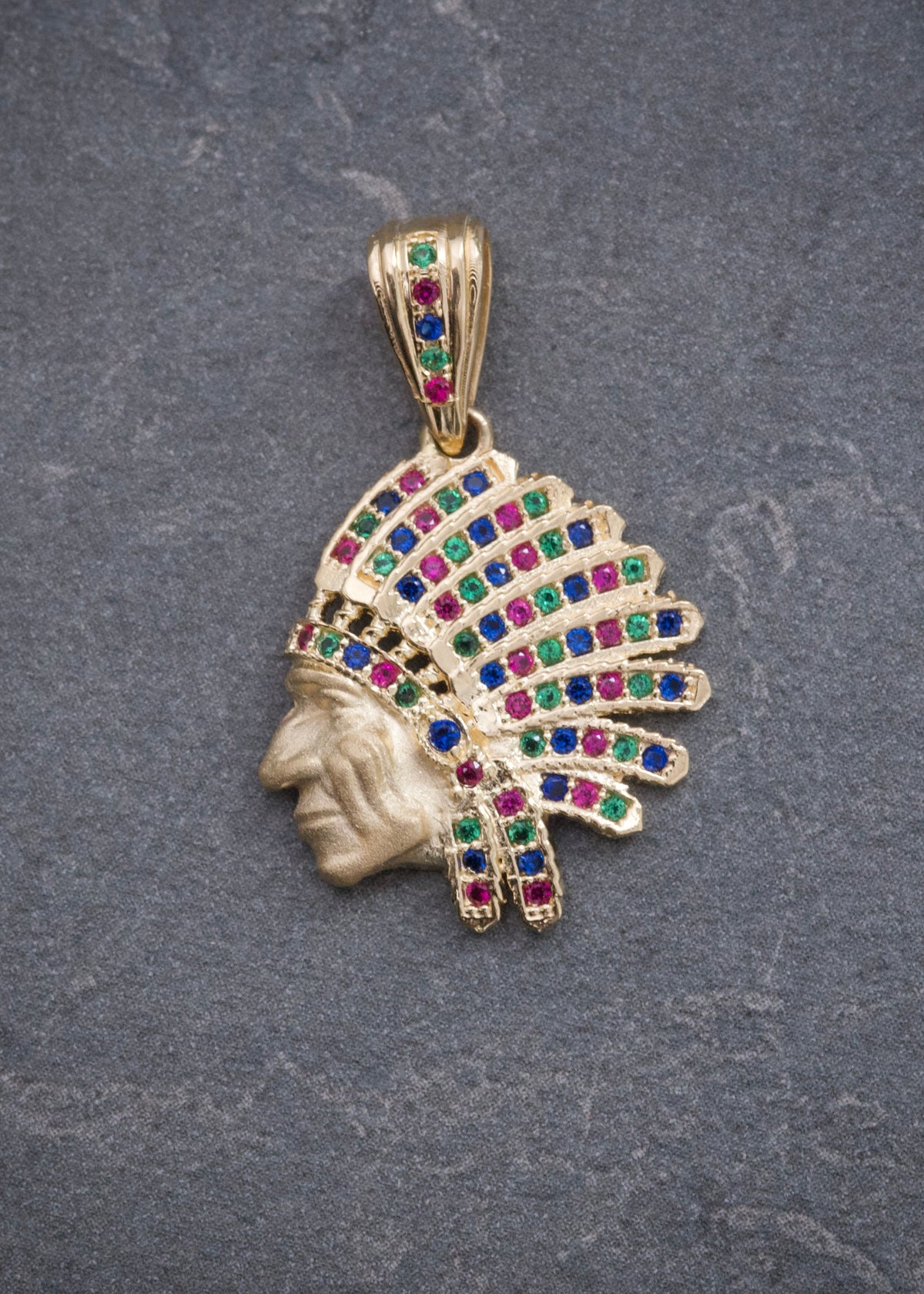 Dije Indio con Swarovski Multicolor 2.9gr / 2.7cm / 18mm — Oro Amarillo