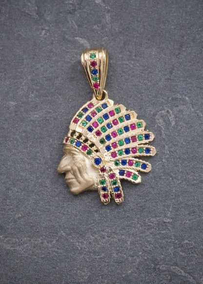 Dije Indio con Swarovski Multicolor 2.9gr / 2.7cm / 18mm — Oro Amarillo