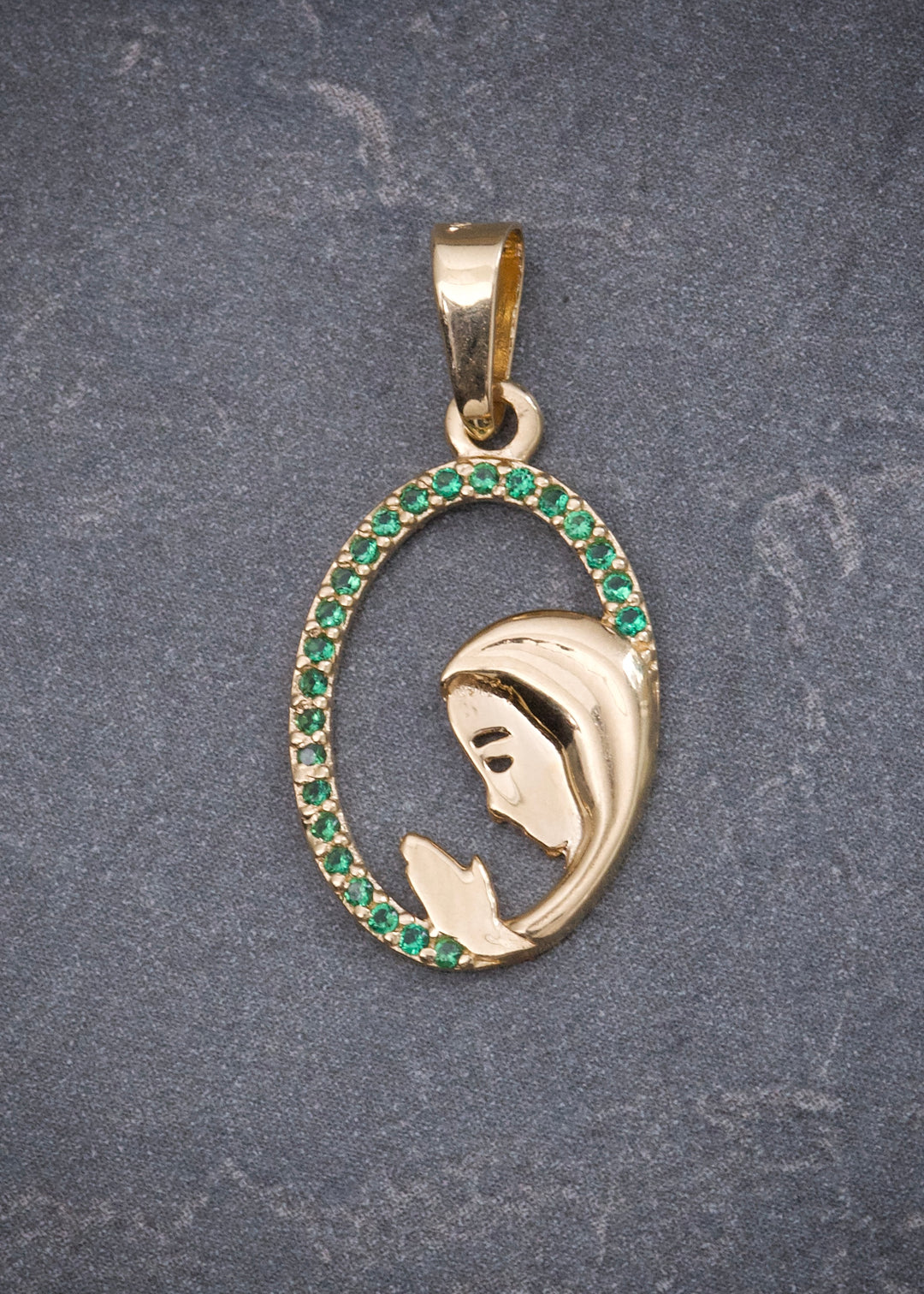 Dije Virgen Maria con Swarovski Verde 1.05gr / 2.4cm / 12mm — Oro Amarillo