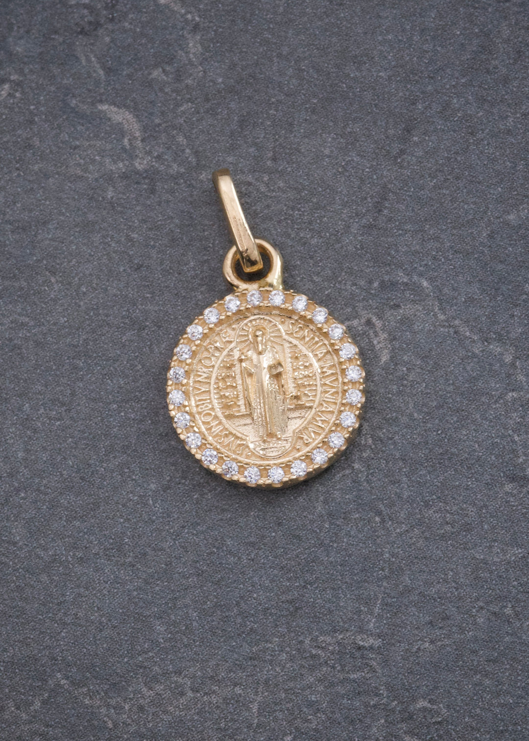 Dije San Benito con Swarovski Blanco y Negro 2.25gr / 2cm / 12mm — Oro Amarillo