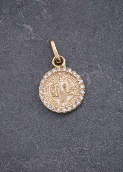 Dije San Benito con Swarovski Blanco y Negro 2.25gr / 2cm / 12mm — Oro Amarillo