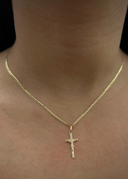 Dije cristo con swarovski blanco 0.9gr / Largo 2.7cm / Oro Amarillo Nac B