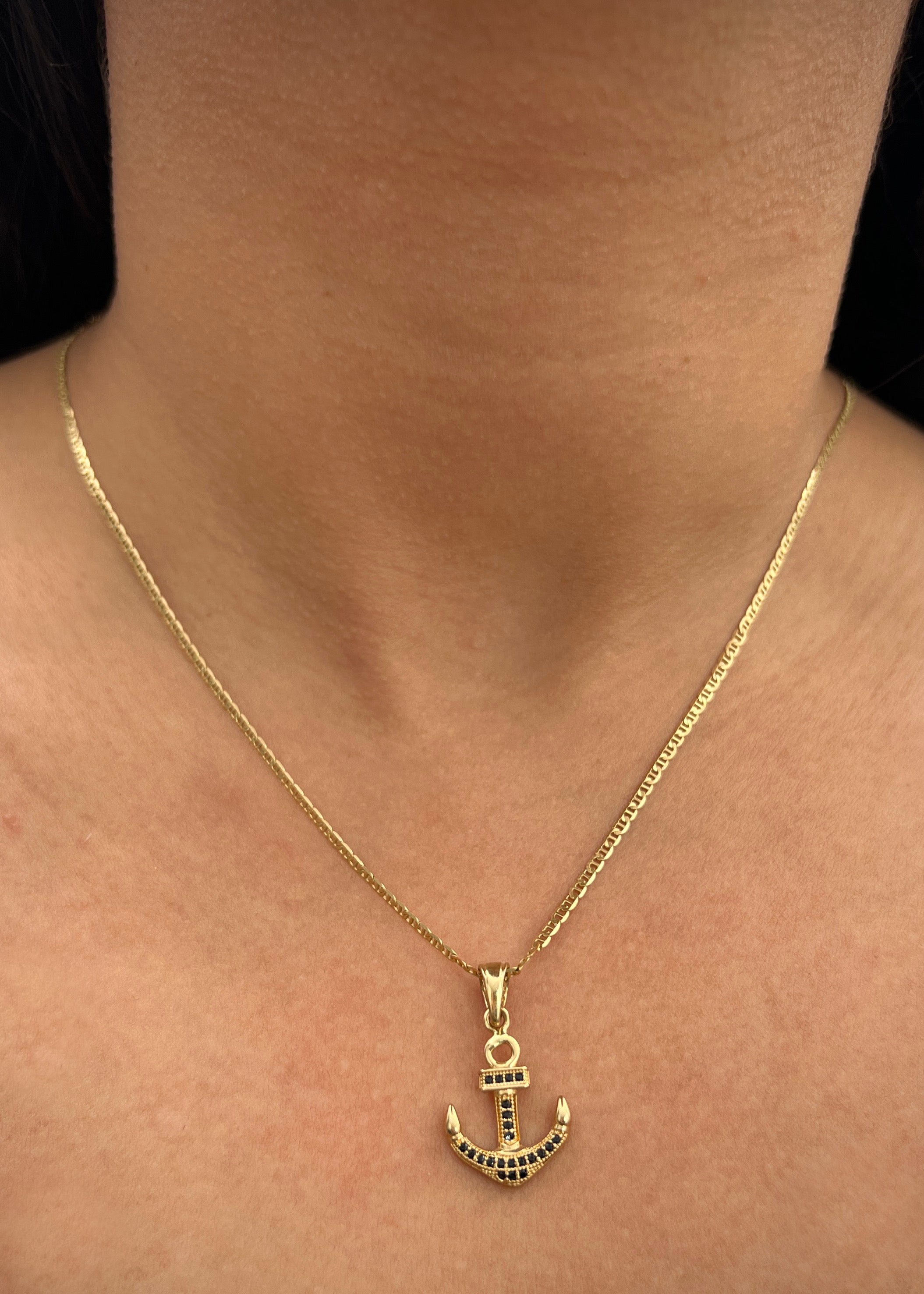 Dije ancla con swarovski negro 1.85gr / Largo 2.6cm / Oro Amarillo Nac B