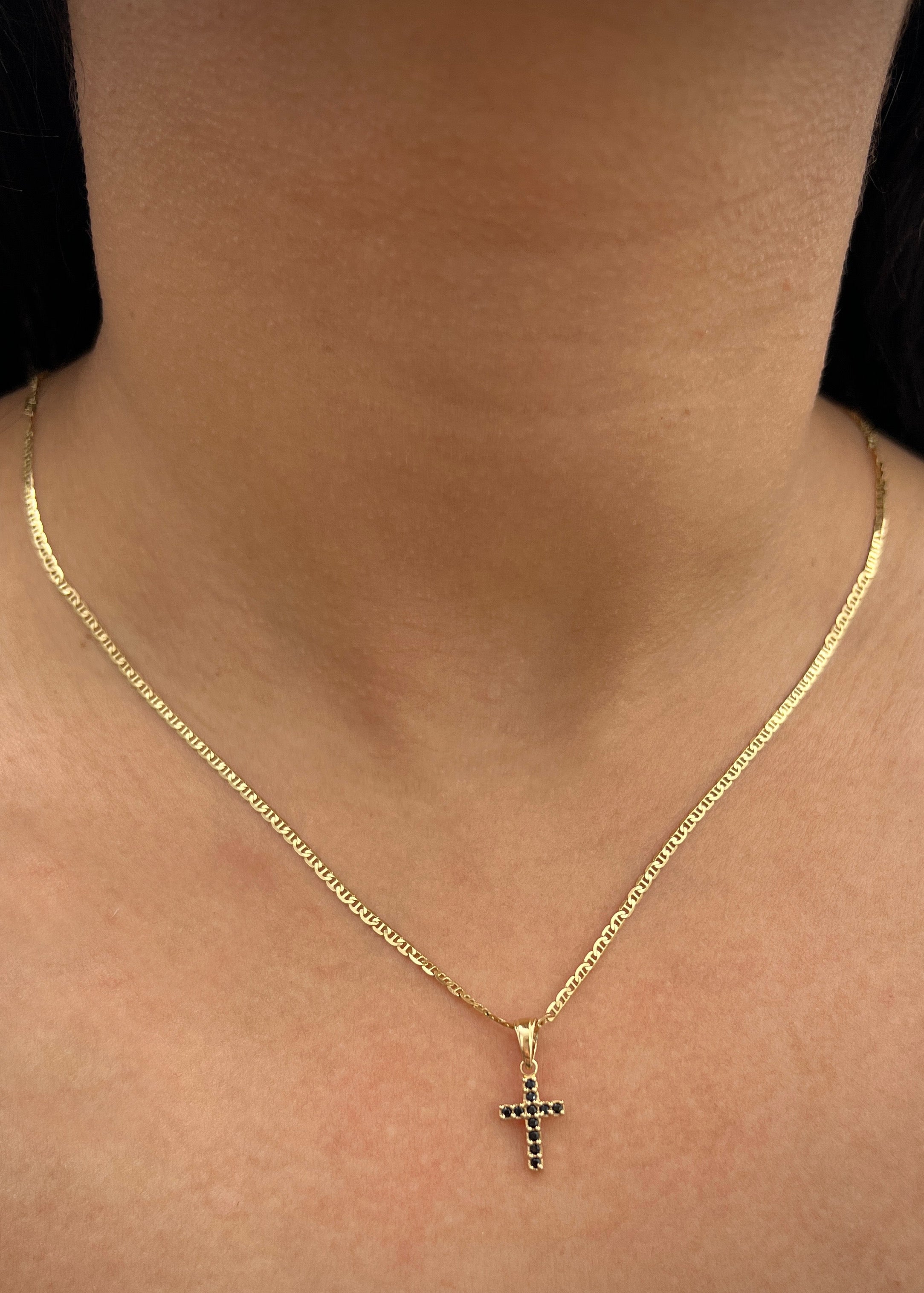 Dije cruz con swarovski negro 0.8gr / Largo 1.8cm / Oro Amarillo Nac M