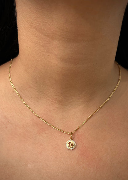 Dije fe con swarovski blanco 1gr / Largo 1.7cm — Oro Amarillo