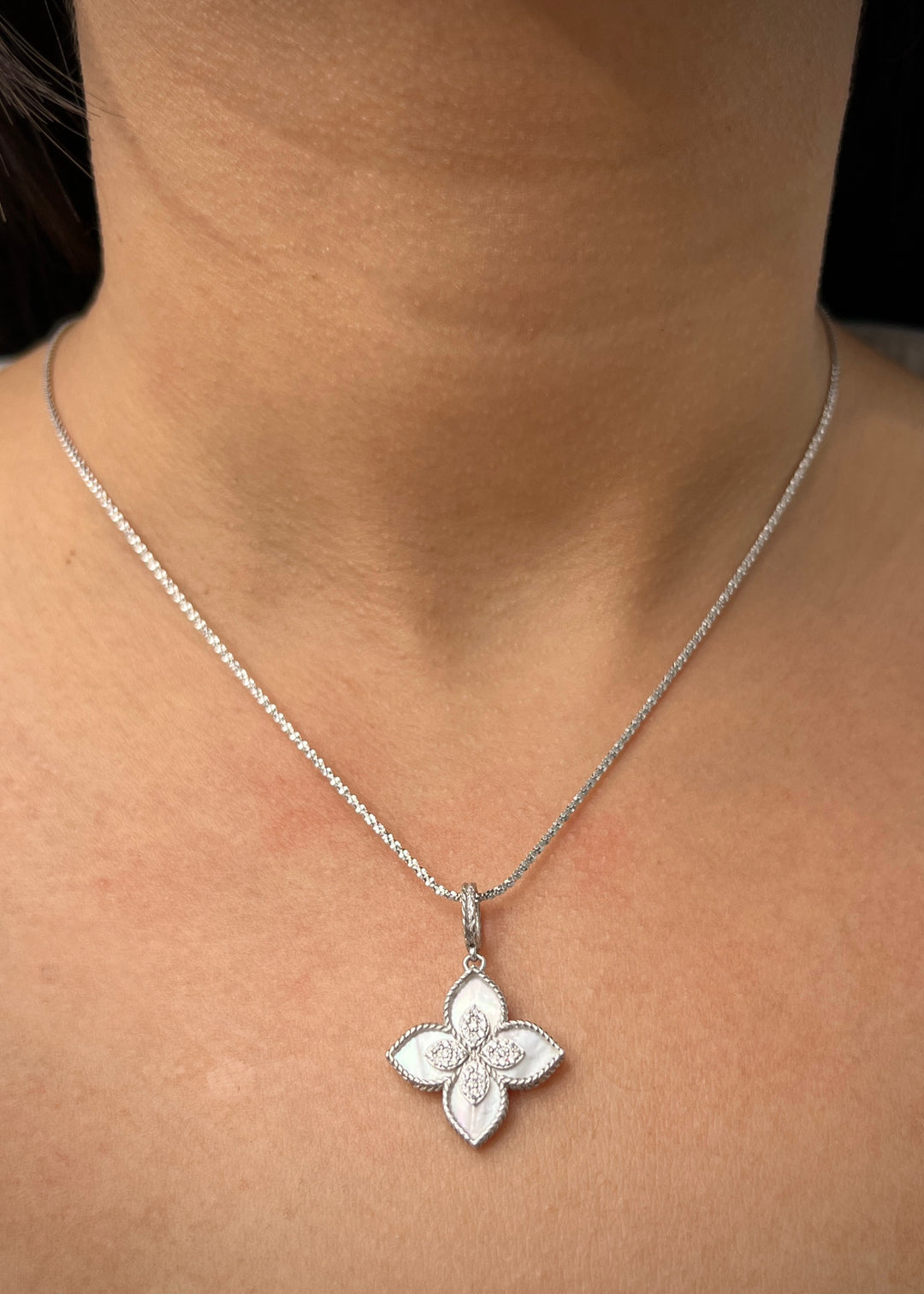 Dije lucky clover piedra blanca con swarovski 2.75gr / Largo 3cm — Oro Blanco