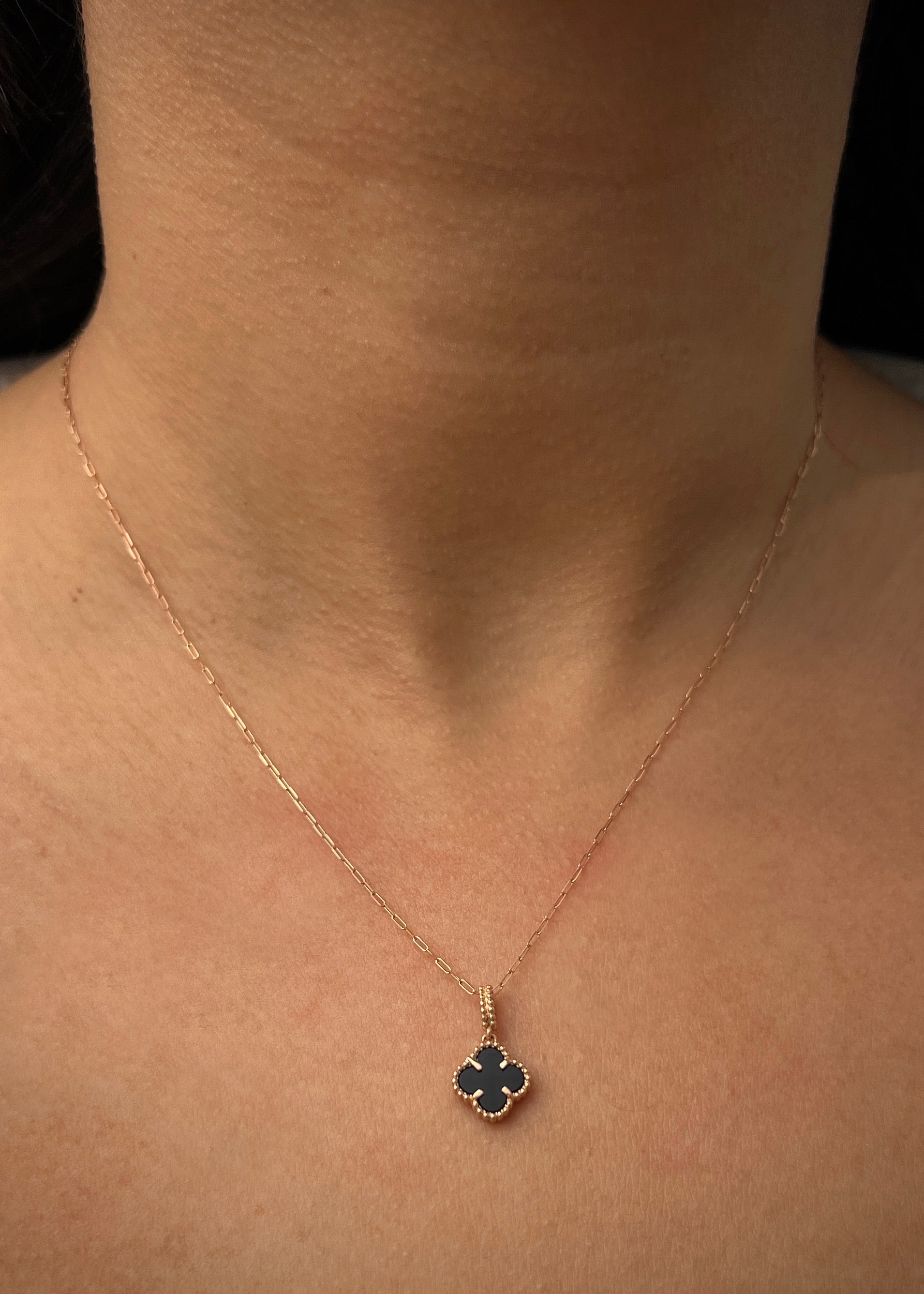 Dije Lucky clover piedra negra 0.95gr / Largo 1.6cm / Oro Rosado Nac M