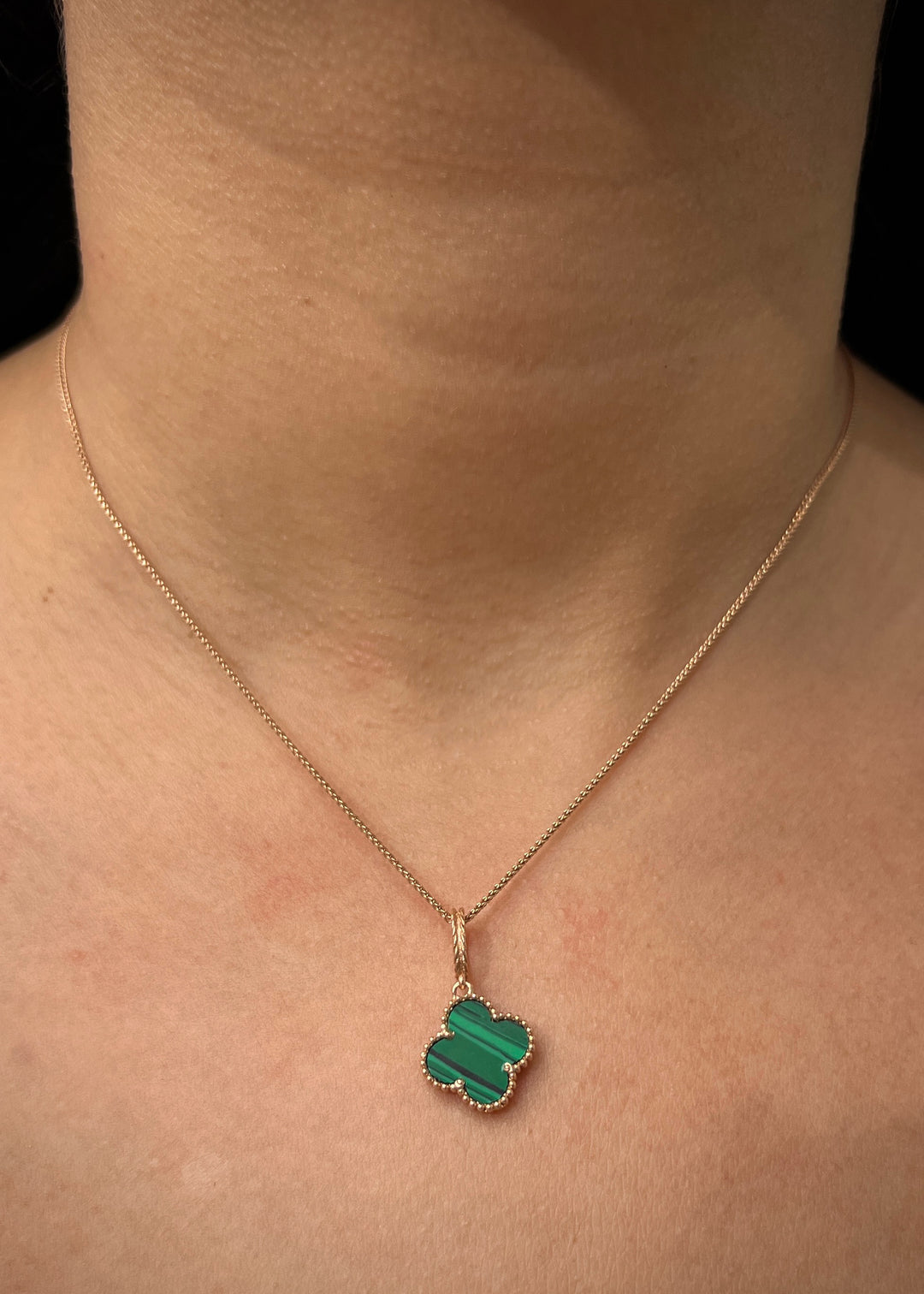 Dije lucky clover piedra verde 1.75gr / Largo 2.3cm — Oro Rosado