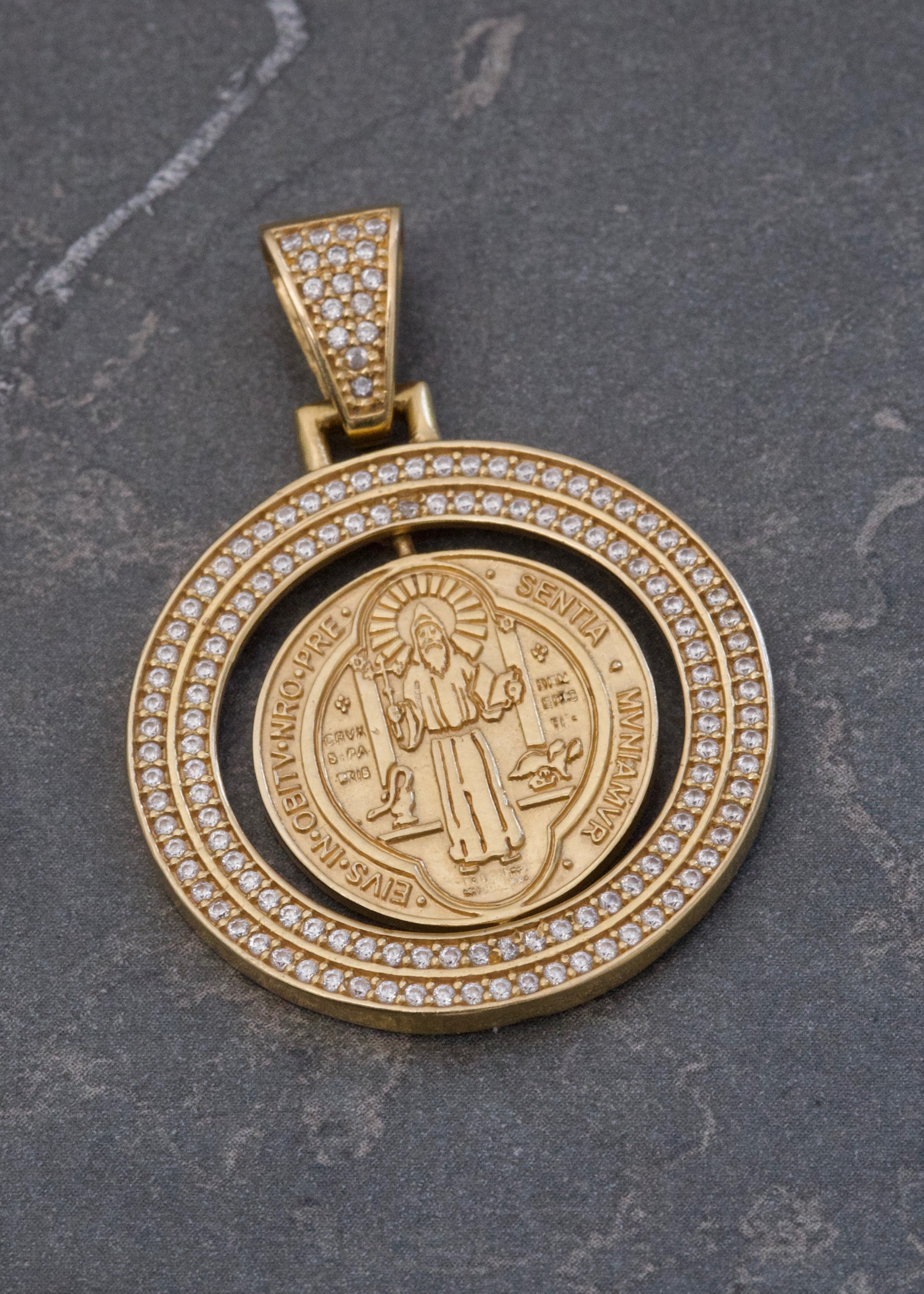 Dije San Benito con Swarovski Blanco 8.05gr / 3.9cm / 28.5mm — Oro Amarillo