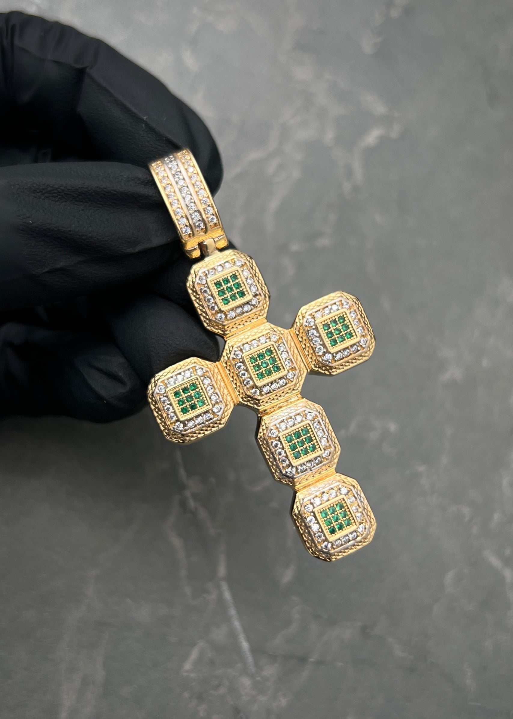 Dije Cruz con Swarovski Verde y Blanco 14.65gr / 6cm / 32.5mm — Oro Amarillo
