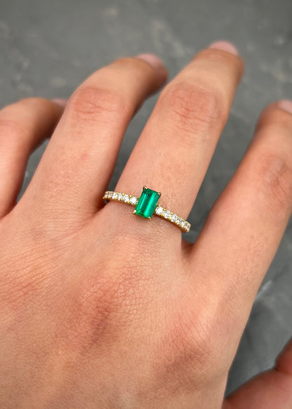 Solitario con 46pts de Esmeralda y 18pts de Diamantes 2.15gr / Talla 6 — Oro Amarillo