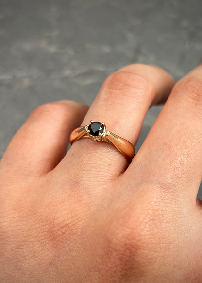 Solitario con 34pts de Diamante Negro 3.7gr / Talla 4 3/4 — Oro Rosado