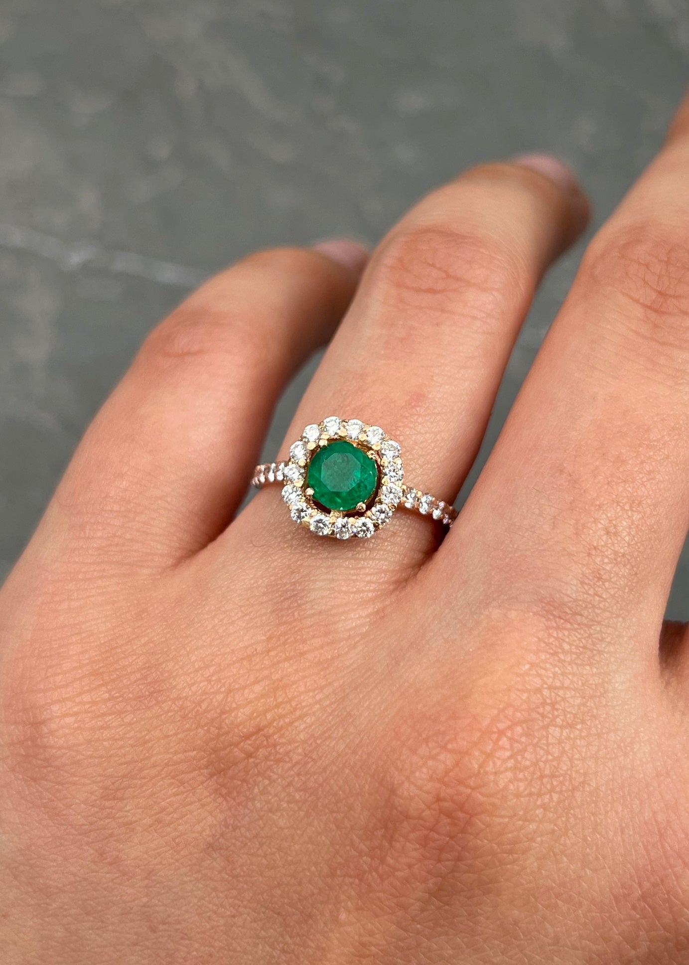 Solitario con 70pts de Esmeralda y 57pts de Diamantes 2.65gr / Talla 5 — Oro Rosado