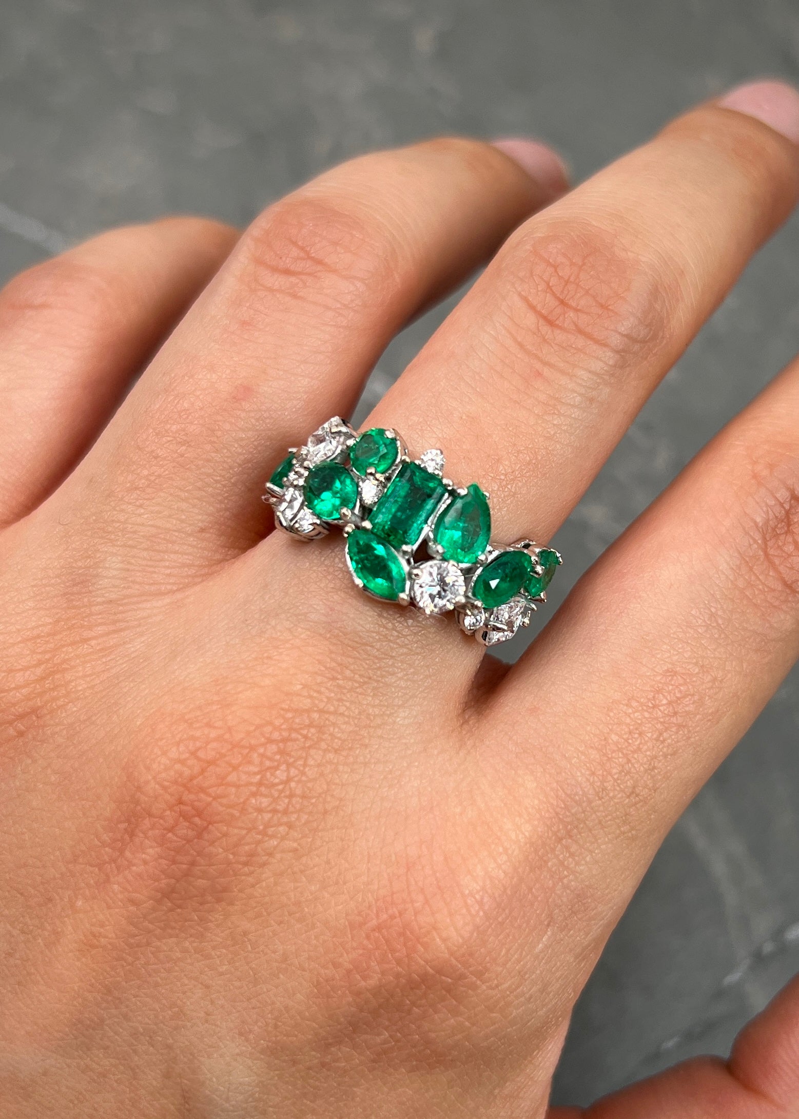 Anillo con 237pts de Esmeralda y 76pts de Diamantes 5.5gr / Talla 5 1/4 — Oro Blanco