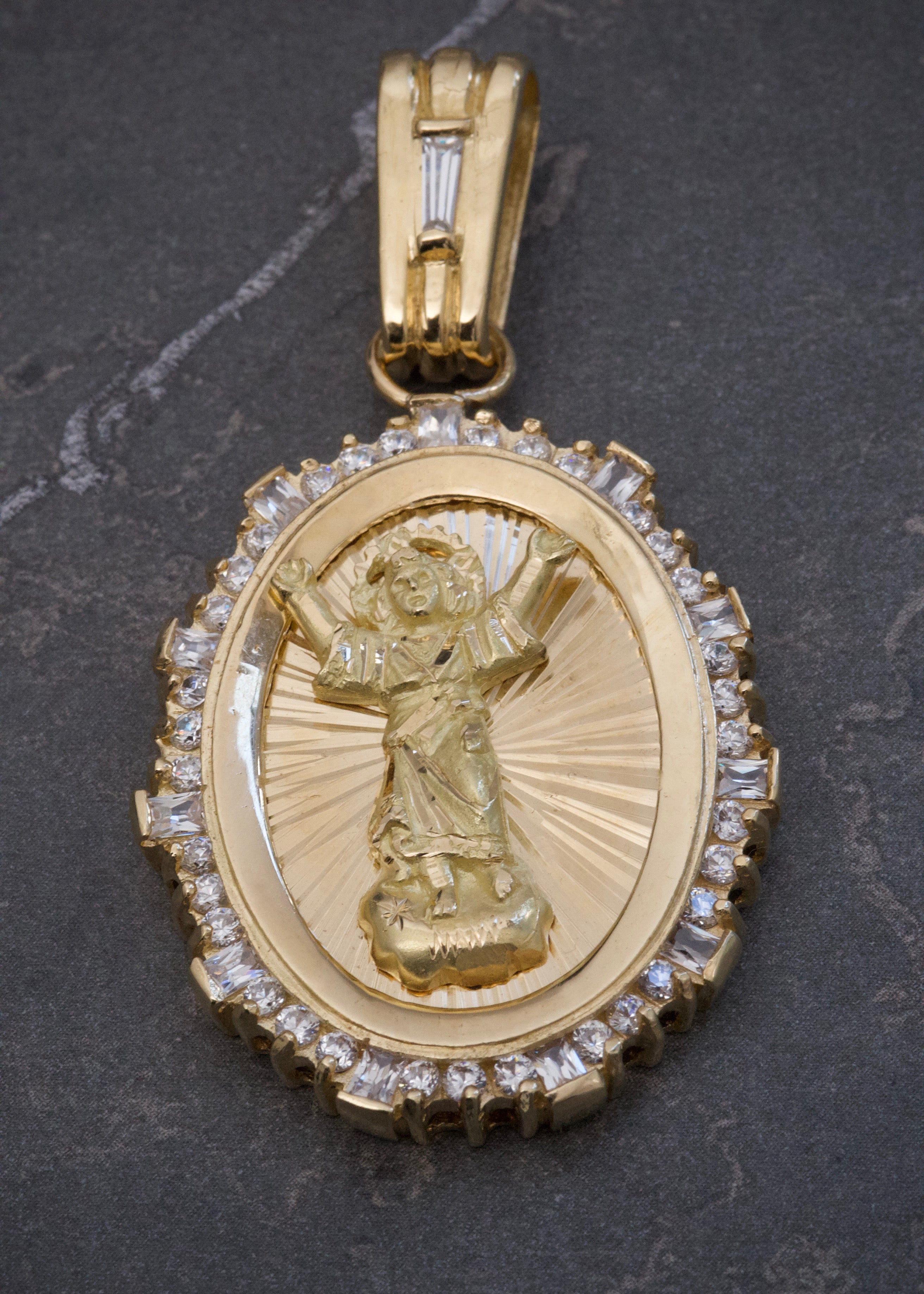 Dije Divino Niño con Swarovski Blanco 17gr / 5.6cm / 30.6mm — Oro Amarillo