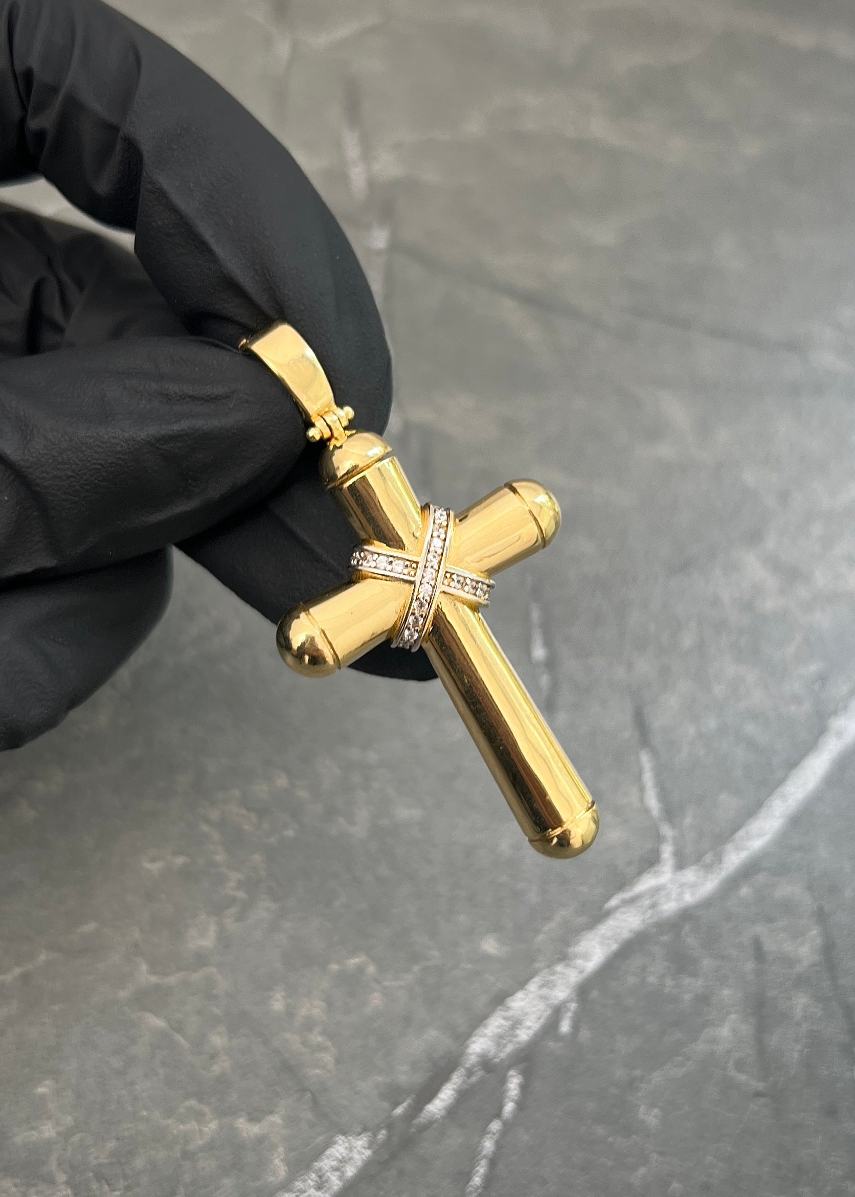 Dije Cruz con Swarovski Blanco 11.2gr / 5cm / 26.5mm — Oro Amarillo