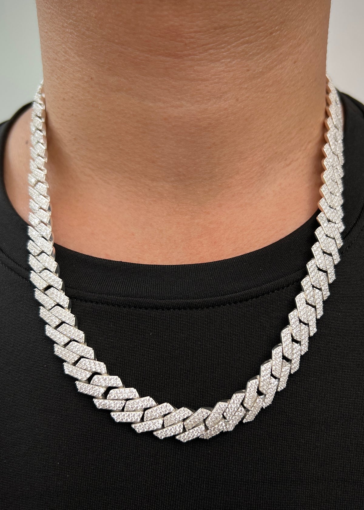 Cadena Cubana con Swarovski Blanco 142.2gr / 55cm / 12mm — Plata 925