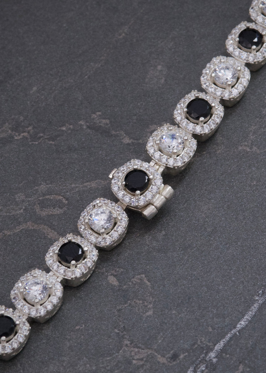 Cadena Tenis con Swarovski Negro y Blanco 62.3gr / 55cm / 7.6mm — Plata 925