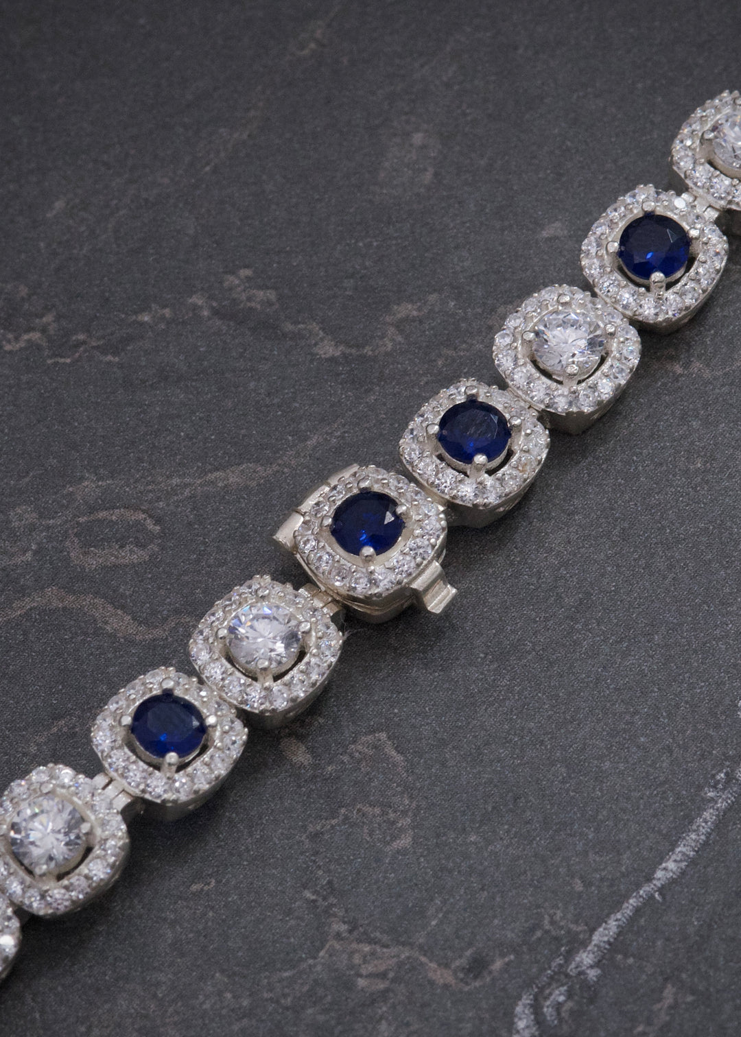 Cadena Tenis con Swarovski Azul y Blanco 69gr / 60cm / 7.6mm — Plata 925