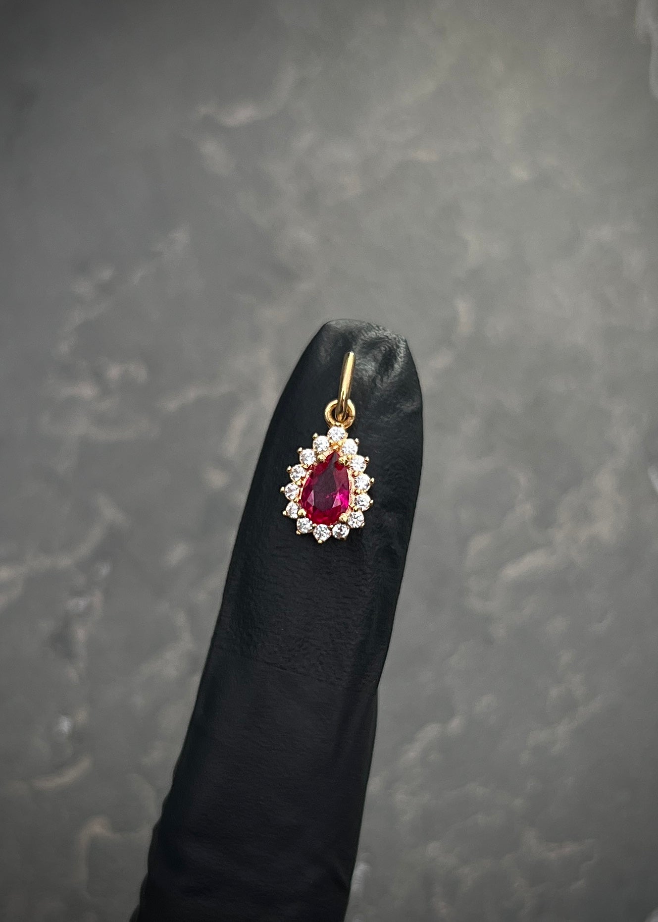 Dije gota con swarovski fucsia y blanco 0.7gr / Largo 1.6cm / Oro Amarillo Nac M