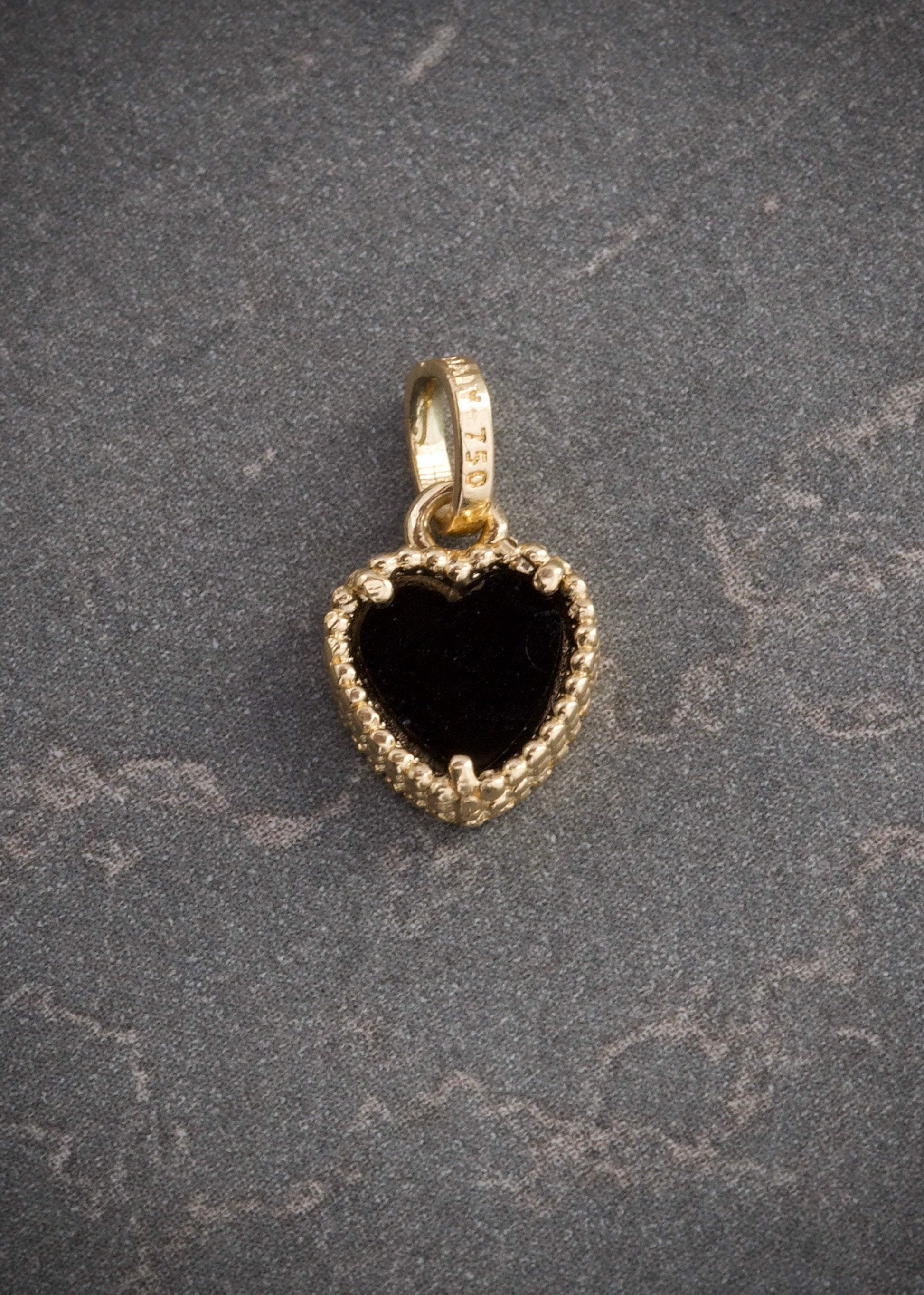 Dije corazon negro 1.4gr / Largo 1.7cm / Oro Amarillo Nac M