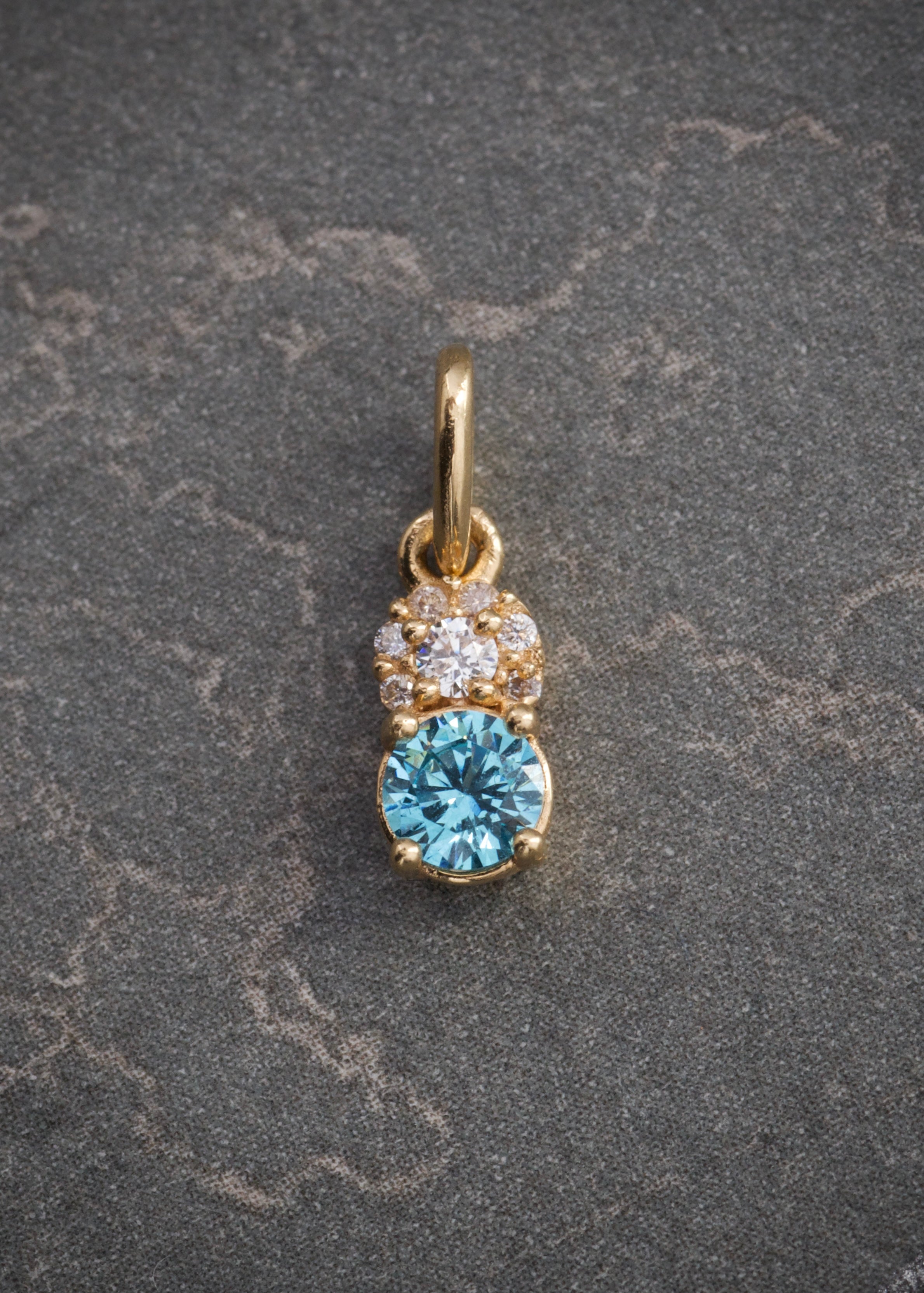 Dije con swarovski azul y blanco 0.6gr / Largo 1.4cm / Oro Amarillo Nac B