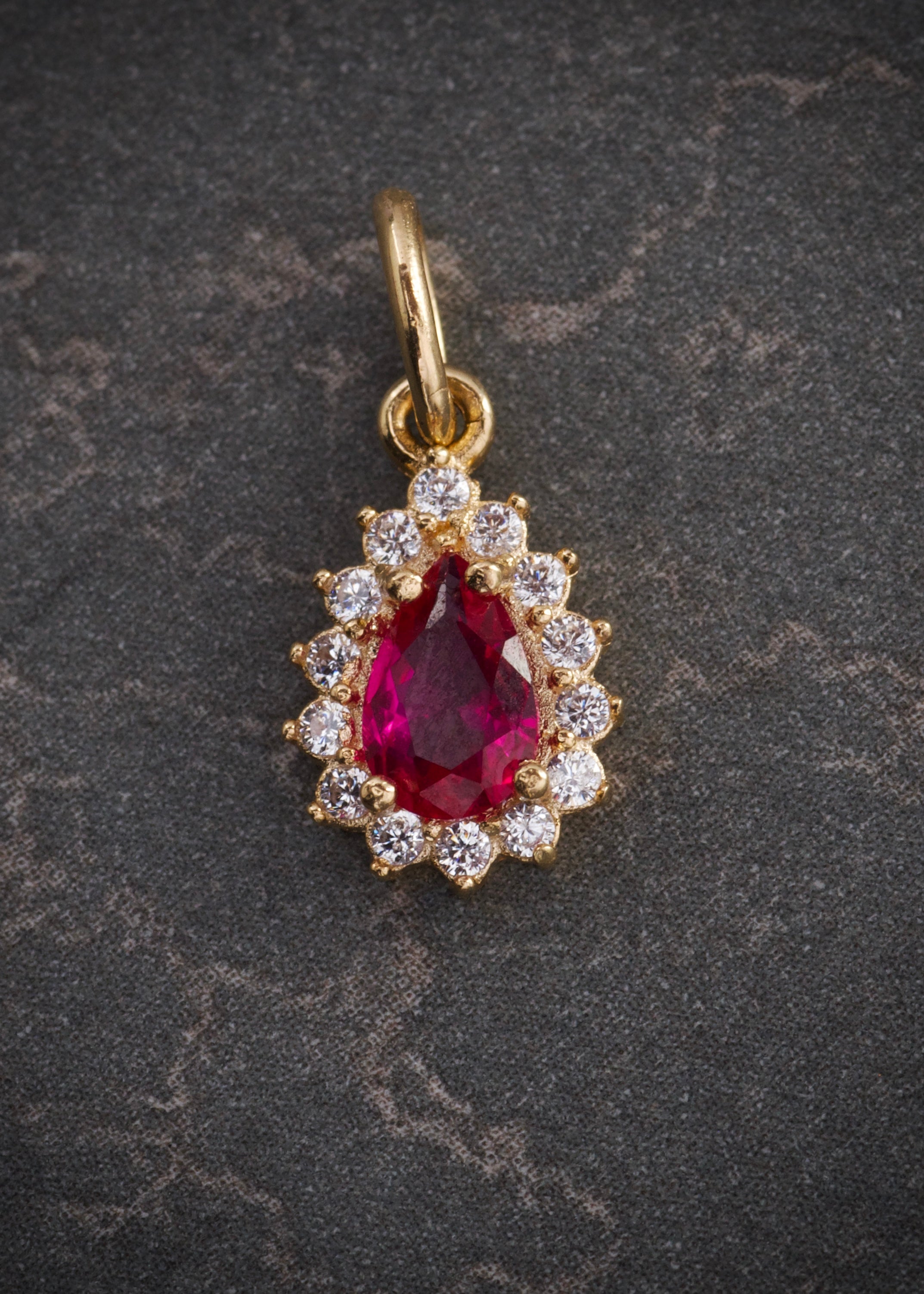 Dije gota con swarovski fucsia y blanco 0.7gr / Largo 1.6cm / Oro Amarillo Nac M