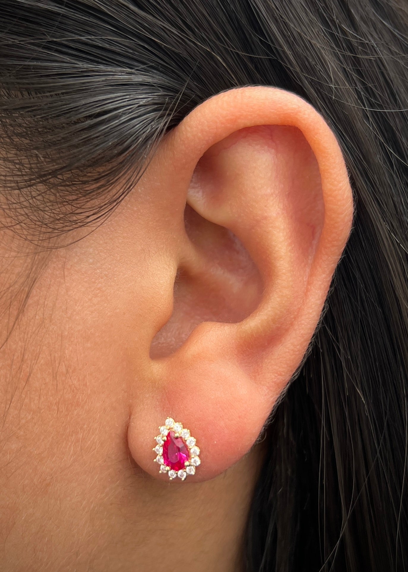 Topos gota con swarovski fucsia y blanco 1.7gr / Largo 1cm / Oro Amarillo Nac M