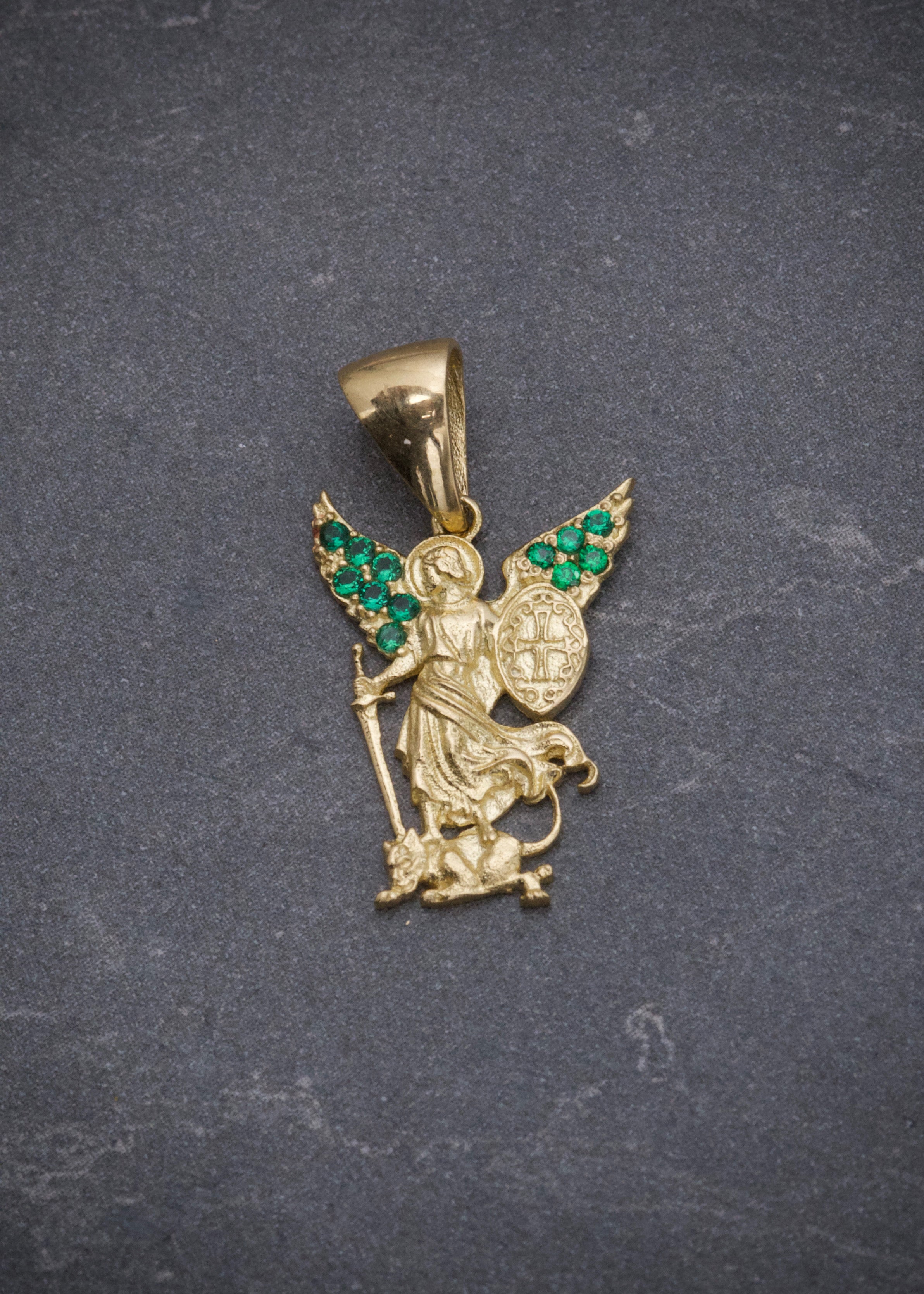 Dije arcangel san miguel con swarovski verde 1.9gr / Largo 2.3cm / Oro Amarillo Nac M