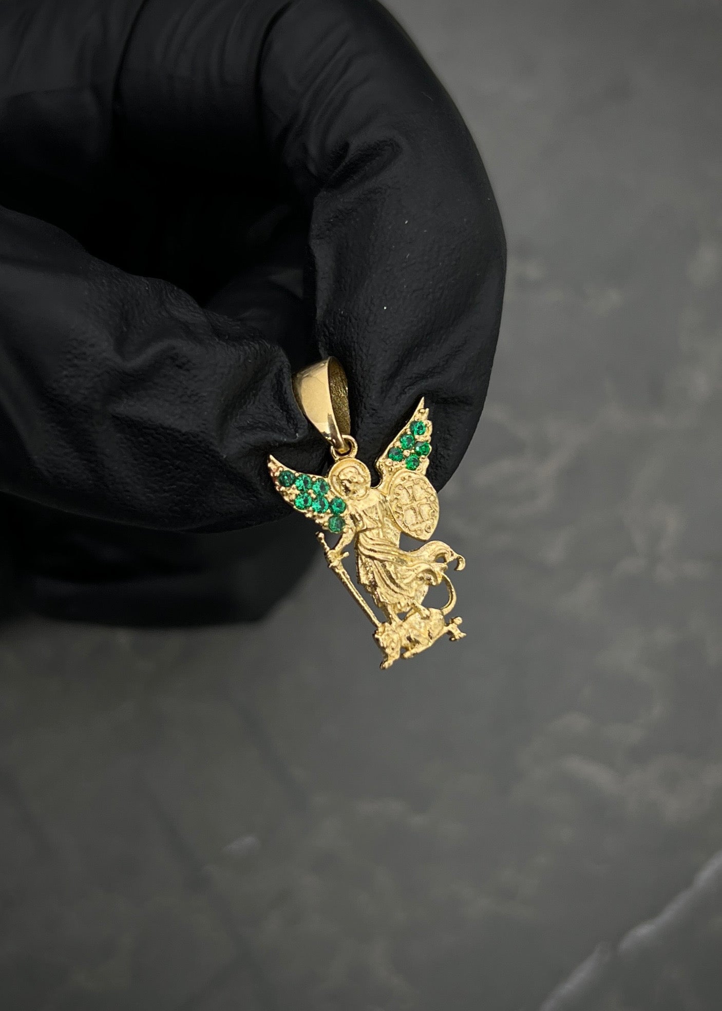 Dije arcangel san miguel con swarovski verde 1.9gr / Largo 2.3cm / Oro Amarillo Nac M
